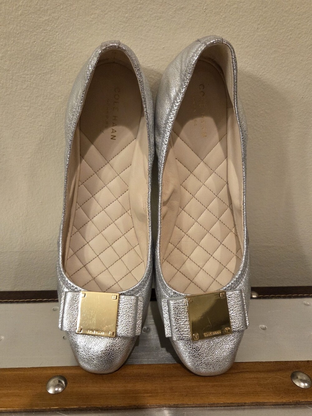 Cole Haan Tali Bow Ballet Flats Womens sz 9B Silver Metallic Leather Shoes